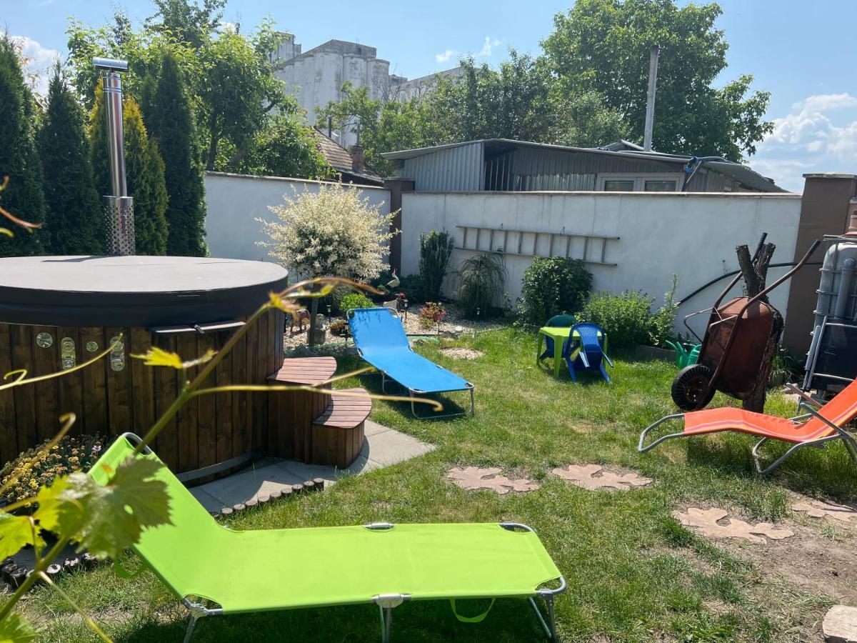 -Self-Check- 4-Bedroom Family House With Heated Tub Levice Eksteriør bilde